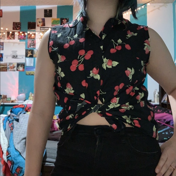 Gloria Vanderbilt cherry sleeveless button up - Picture 2 of 6